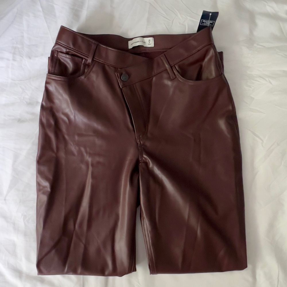 CRISS-CROSS WAISTBAND VEGAN LEATHER 90’S STRAIGHT PANT!